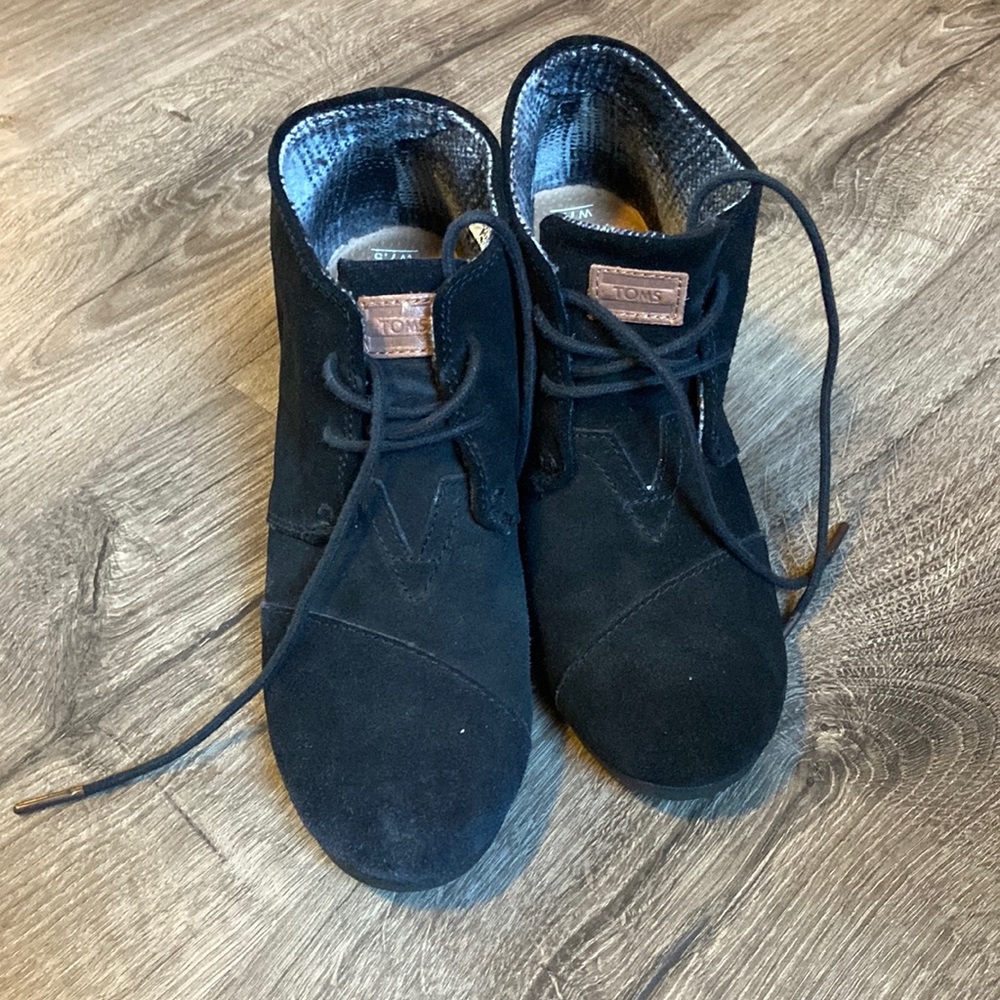 EUC Toms black suade wedge tie booties, size 7.5